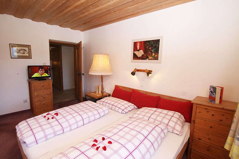Haus Schöneck Appartement 1 mit Schlafzimmer mit Doppelbett in Tirol